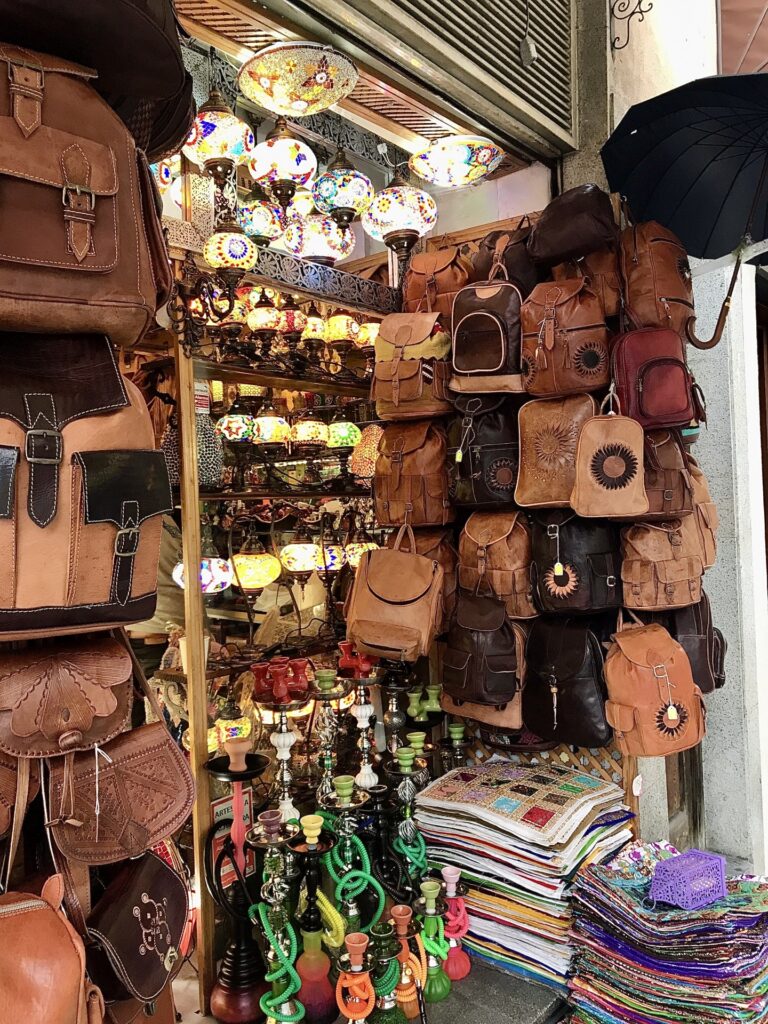 色々な革製バッグ