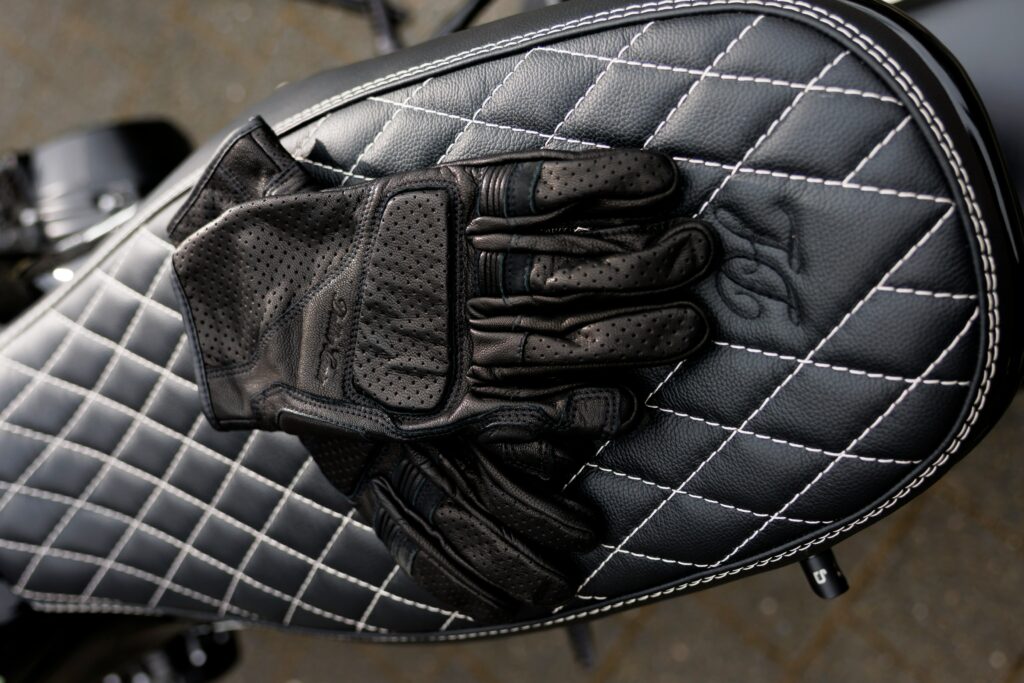 バイクシートと手袋