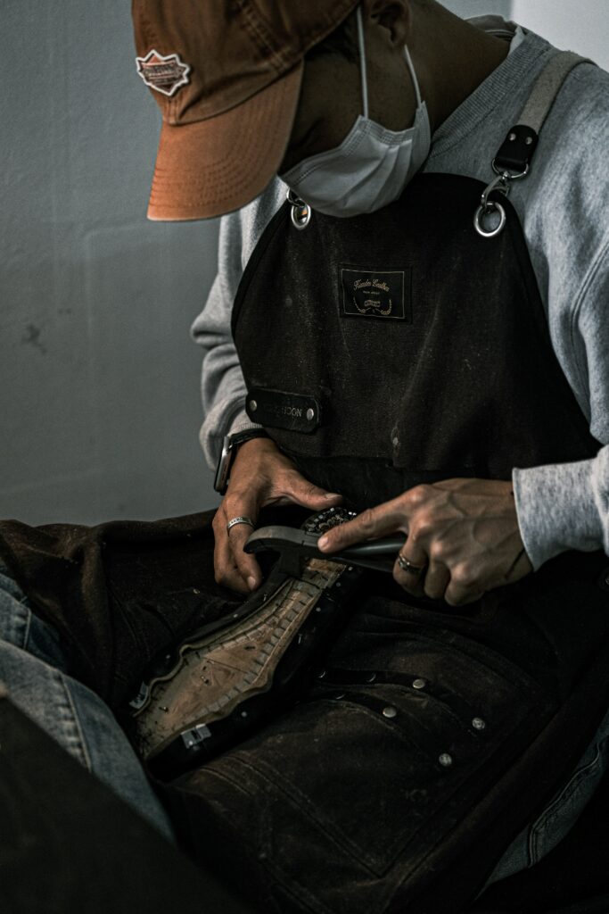 修復作業中の革職人