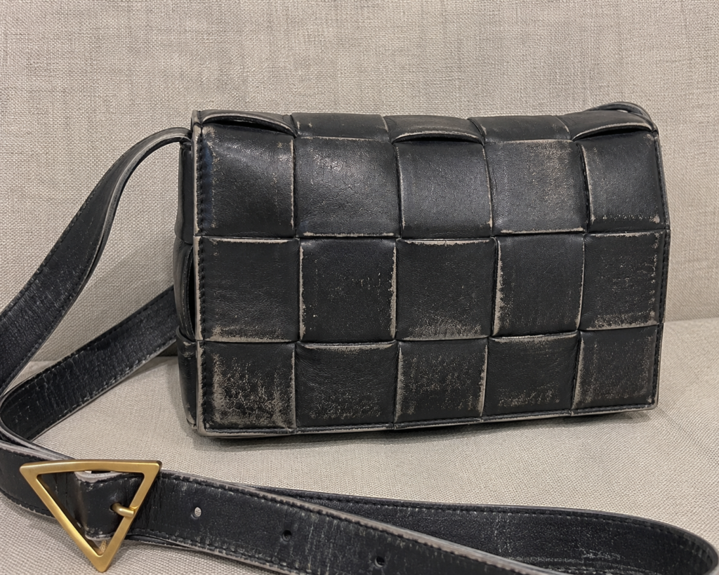 Bottega Venetaの汚れたCassetteが蘇る
