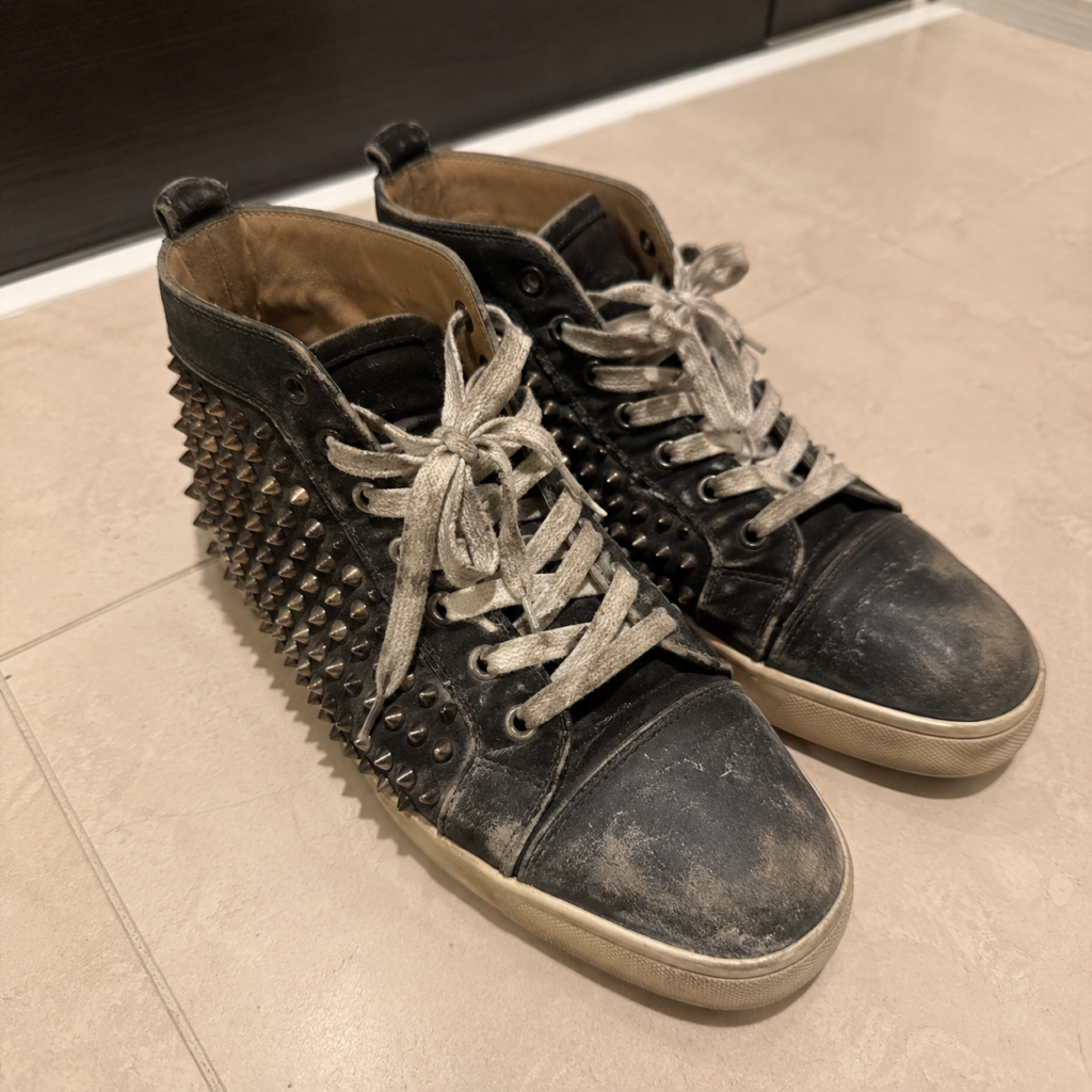 擦れと汚れでボロボロになったChristian Louboutinのハイカットスニーカーが蘇る。